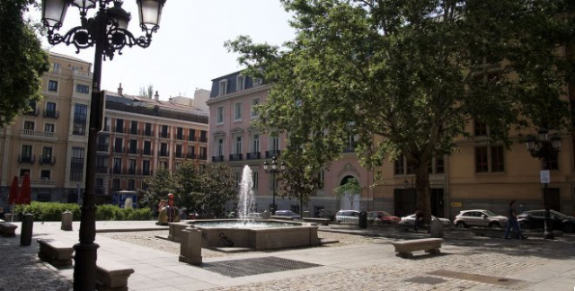 La Plaza del Rey: Ecos del Pasado